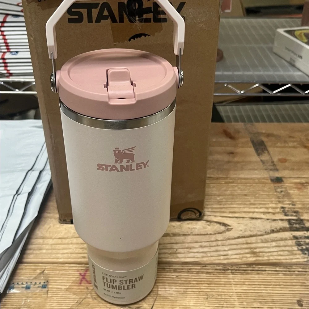 STANLEY IceFlow 2.0 Flip Straw Tumbler with Handle 40 oz | Twist On - Picture 2 of 3